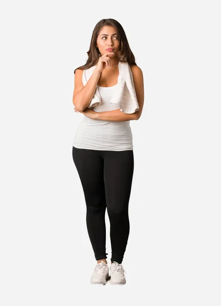 Şüphe Karışık Tam Vücut Genç Fitness Düzgün Vücutlu Kadın — Stok fotoğraf