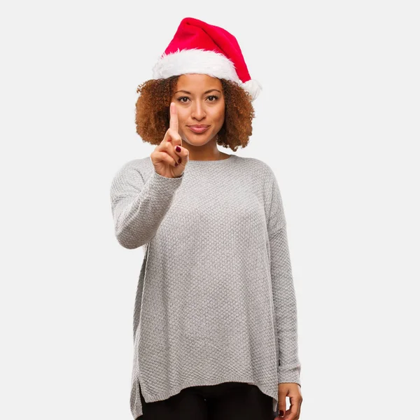 Ung Svart Kvinna Som Bär Santa Hatt Visar Nummer Ett — Stockfoto