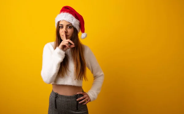 Jovem Mulher Bonita Segurando Presente Mantendo Segredo Pedindo Silêncio — Fotografia de Stock