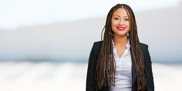 Retrato Uma Jovem Mulher Negócios Negra Alegre Com Grande Sorriso — Fotografia de Stock