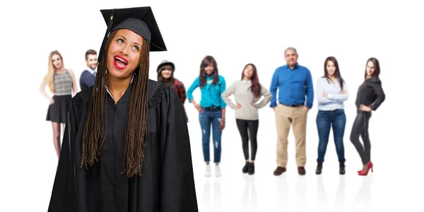 Jeune Femme Noire Diplômée Portant Des Tresses Levant Les Yeux — Photo