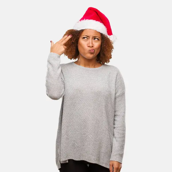 Jonge Zwarte Vrouw Dragen Een Kerstmuts Doen Een Gebaar Van — Stockfoto