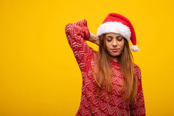 Jovem Mulher Vestindo Santa Chapéu Sofrendo Dor Pescoço — Fotografia de Stock