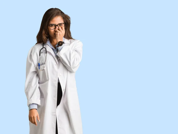 Tam Vücut Genç Doktor Kadın Isırma Çivi Gergin Çok Endişeli — Stok fotoğraf