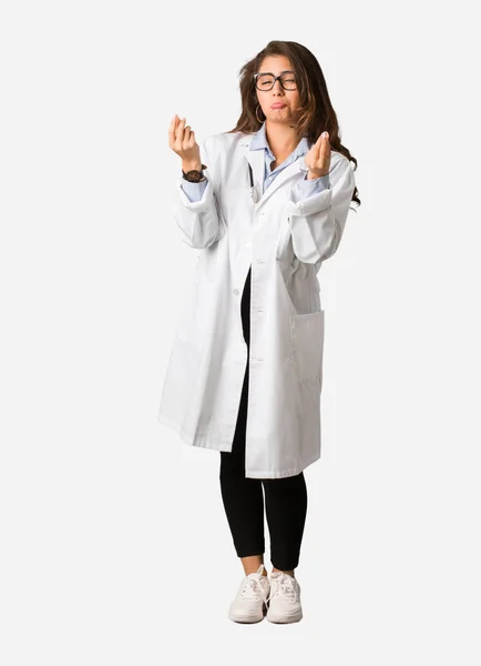 全身年轻医生妇女做一个需要的姿态 — 图库照片