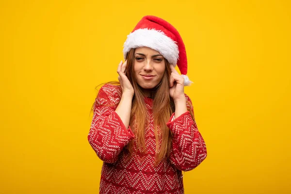 Mujer Joven Con Sombrero Santa Cubre Las Orejas Con Las —  Fotos de Stock