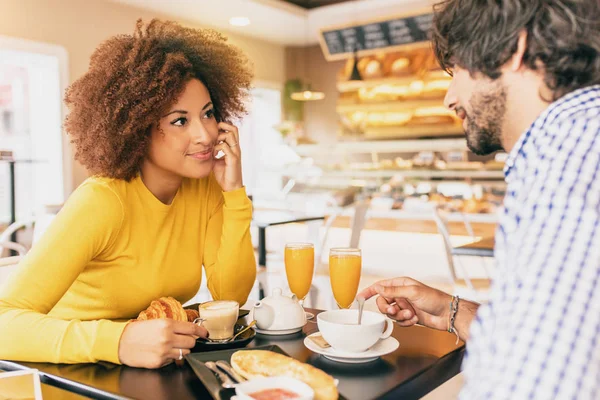 Casal Jovem Tomando Café Manhã Café Eles Bebem Chá Café — Fotografia de Stock