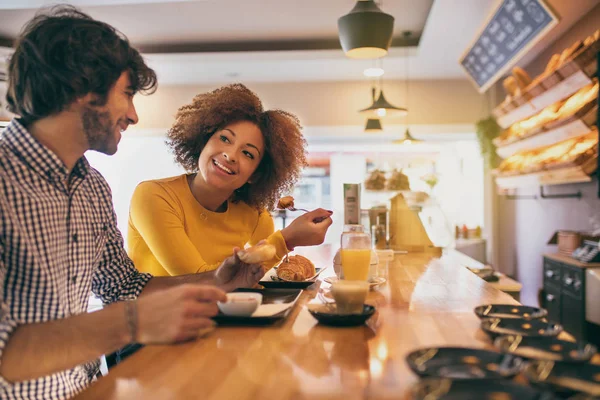 Casal Fresco Novo Que Toma Café Manhã Bebem Chá Café — Fotografia de Stock