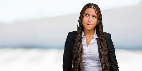 Портрет Молодої Чорношкірої Ділової Жінки Сумнівається Плутається Думаючи Про Ідею — стокове фото