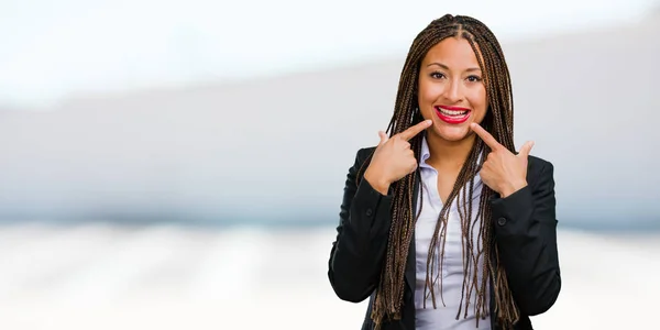 Retrato Una Joven Mujer Negocios Negro Sonríe Señalando Boca Concepto —  Fotos de Stock