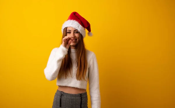 Jovem Mulher Vestindo Chapéu Papai Noel Celebrando Dia Natal — Fotografia de Stock