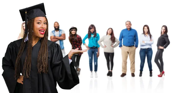 Joven Mujer Negra Graduada Con Trenzas Sosteniendo Algo Con Las — Foto de Stock