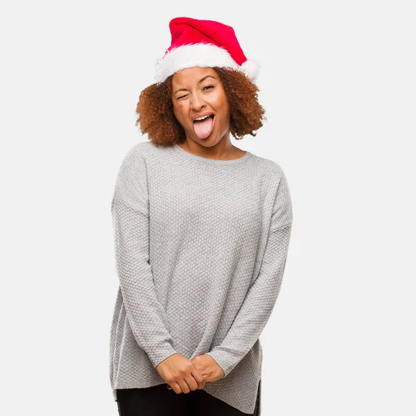 Ung Svart Kvinna Bär Santa Hatt Funnny Och Vänlig Visar — Stockfoto