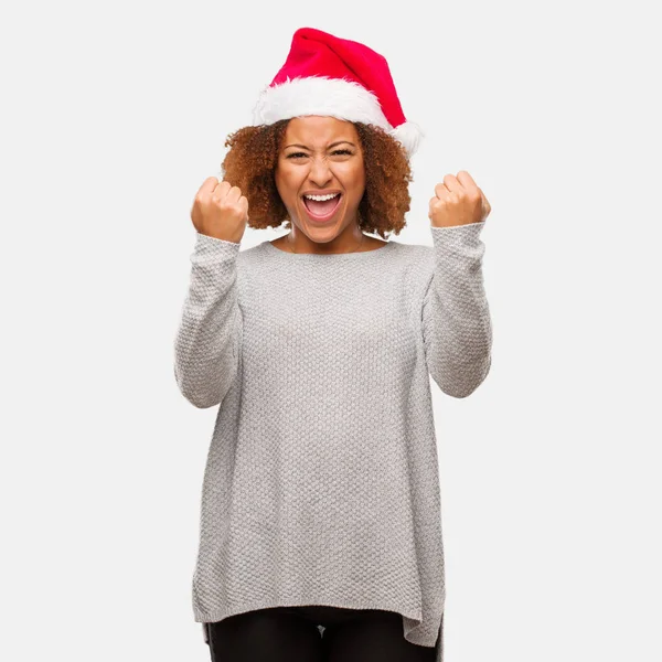 Young Black Woman Wearing Santa Hat Surprised Shocked — Stock Photo, Image