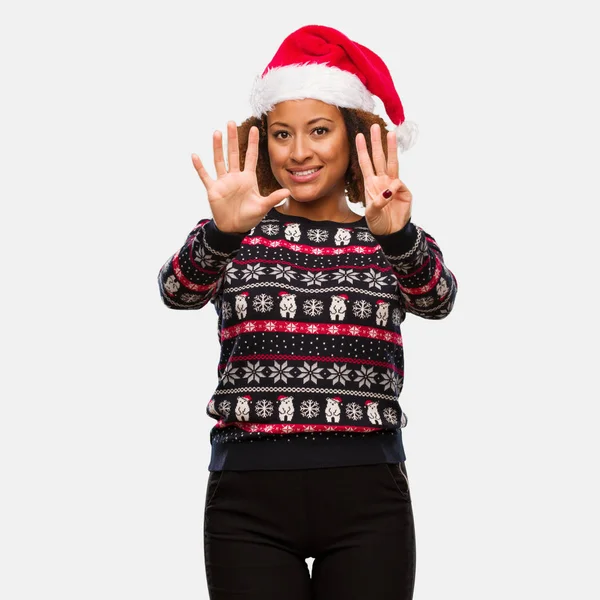 印刷数は と流行のクリスマス セーターの若い黒人女性 — ストック写真