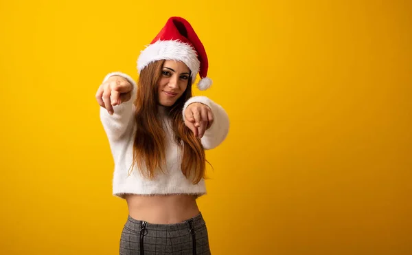 Jovem Mulher Bonita Segurando Presente Alegre Sorridente — Fotografia de Stock