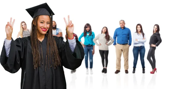 Joven Mujer Negra Graduada Con Trenzas Divertidas Felices Positivas Naturales —  Fotos de Stock