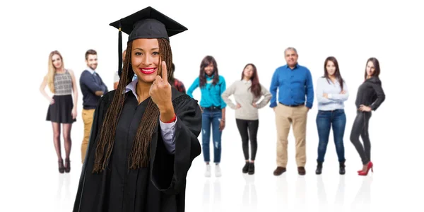 Joven Mujer Negra Graduada Con Trenzas Que Muestran Número Uno —  Fotos de Stock