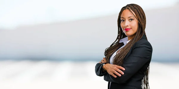 Retrato Uma Jovem Mulher Negócios Negra Cruzando Braços Sorrindo Feliz — Fotografia de Stock