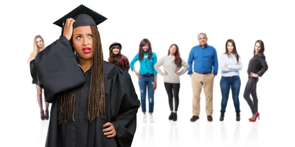 Jeune Femme Noire Diplômée Portant Des Tresses Inquiètes Accablées Oublieuses — Photo