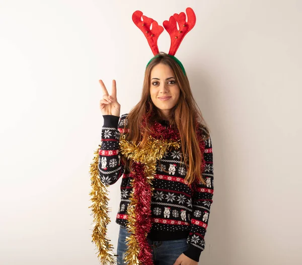 Jovem Mulher Bonita Vestindo Roupas Natal Divertido Feliz Fazendo Gesto — Fotografia de Stock