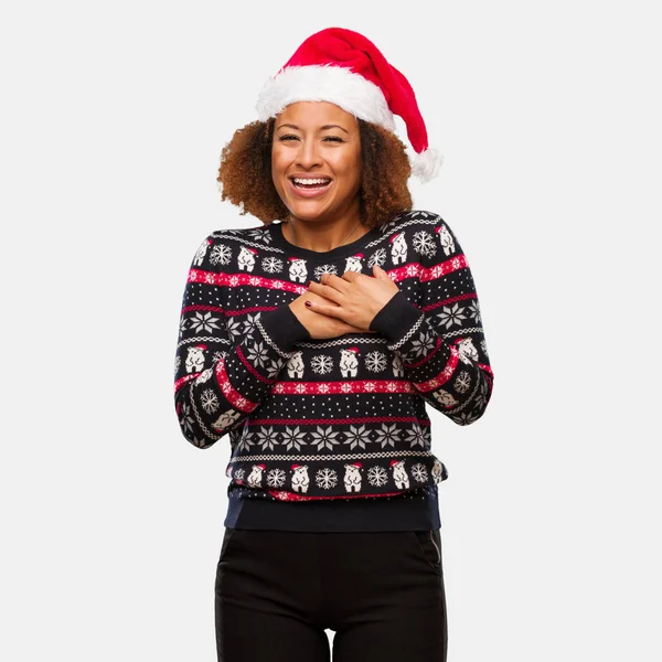 여자와 스웨터 낭만적인 제스처를 트렌디한 크리스마스에 — 스톡 사진