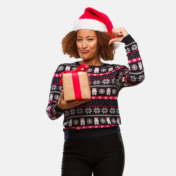 Молода Чорна Жінка Тримає Подарунок Різдвяний День Вказуючи Пальці Наприклад — стокове фото