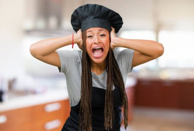 Genç siyah baker kadın çılgın ve umutsuz, kontrolden çıktı, özgürlük ve vahşi ifade etmek komik deli çığlığı portresi