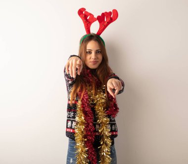 Genç gülümseyen ve neşeli Noel giysileri giyen kadın güzel