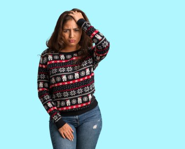 Yorgun ve çok uykulu bir Noel forması giyen tam vücut genç kadın