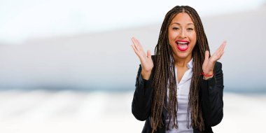 Genç siyah iş kadın portresi şaşırttı ve şok, kazanmak kavramı geniş gözlü, heyecanlı bir teklif veya yeni bir iş arıyorum