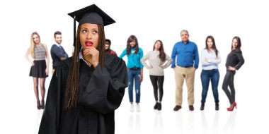 Genç bir fikir ya da bir şey hakkında endişeli şüphen ve karıştı, örgü giyen siyah kadın mezun oldu.