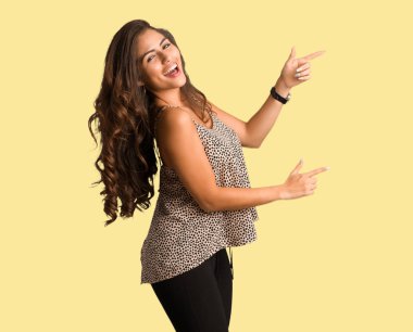 Genç tam vücut yan parmak ile işaret boyutu kadın artı curvy