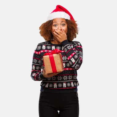 Bir hediye Noel günü çok korkmuş ve korkmuş gizli tutan genç siyah kadın