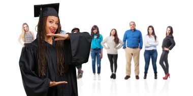 Elleriyle bir şey tutan, bir ürün, gülümseyen ve neşeli gösterilen, hayali bir nesne sunan örgü giyen siyah kadın genç mezun