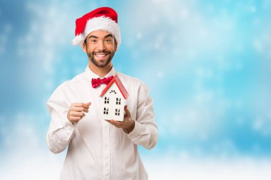 Noel gününde Noel Baba şapkası giyen genç adam