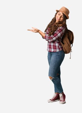 Elleriyle bir şey tutan tam vücut genç gezgin düzgün vücutlu kadın