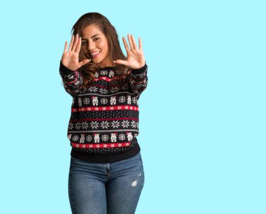 Bir Noel jersey gösteren on numara giyen tam vücut genç kadın