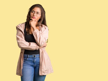 Tam vücut genç düzgün vücutlu kadın hakkında bir fikir düşünüyorum