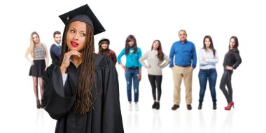 Genç düşünme ve bakılması, hakkında bir fikir karışık örgü giyen siyah kadın mezun olmuş, bir çözüm bulmaya çalışıyorum