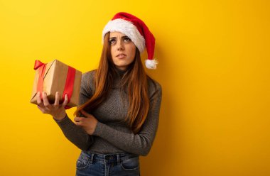 Yorgun ve bıkkın hediye tutan kadın genç güzel