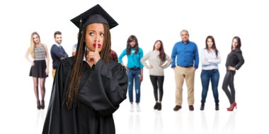 Genç bir sırrı saklamak veya soran sessizlik, ciddi bir yüz, itaat kavramı için örgü giyen siyah kadın mezun oldu.