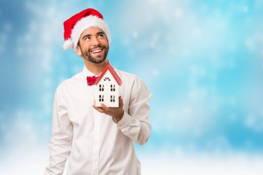Noel gününde Noel Baba şapkası giyen genç adam