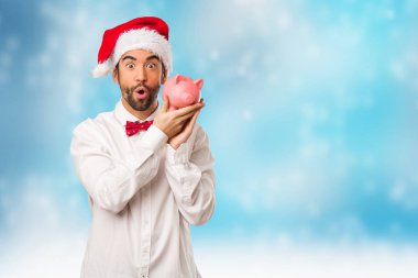 Noel gününde Noel Baba şapkası giyen genç adam