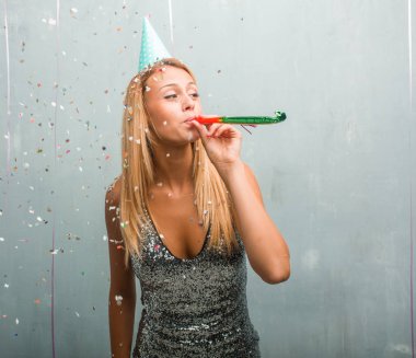 Bir parti kutlamak zarif sarışın genç kadın portresi.