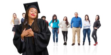 Genç birine aşık romantik bir jest ya da bir arkadaş için bir sevgi gösterisi örgü giyen siyah kadın mezun oldu.