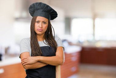 Genç siyah baker kadın çok kızgın ve üzgün, çok gergin, öfkeli, negatif ve çılgın çığlığı portresi