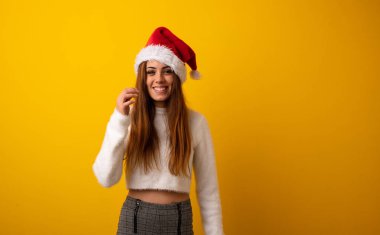 Noel günü kutlama Noel Baba şapkası giyen genç kadın