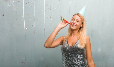 Bir parti kutlamak zarif sarışın genç kadın portresi.