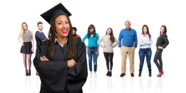 Kollarını, gülümseyen ve mutlu crossing, güvenli ve kolay örgüler giyen siyah kadın genç mezun